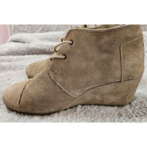 TOMS‎ Women’s Desert Lace Up Wedge Booties, Tan Light Brown Suede Sz 8.5